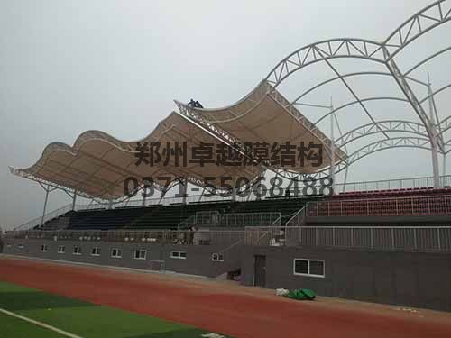 安裝膜結(jié)構(gòu)具有一定危險(xiǎn)性，需做好安全措施