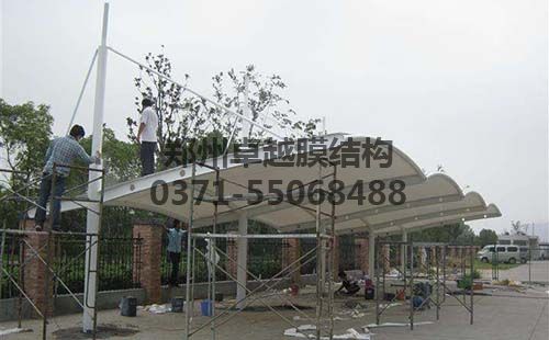 施工人員正在安裝的膜結(jié)構(gòu)車(chē)棚