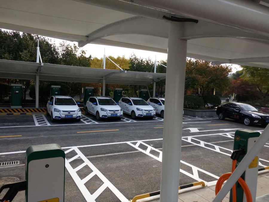 七字型的汽車停車棚，也是汽車蓬里，使用比較多的一款造型