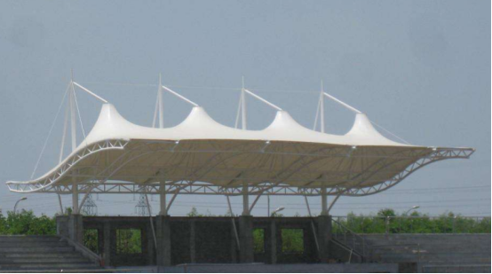  膜結(jié)構(gòu)施工中膜材是如何安裝的呢？